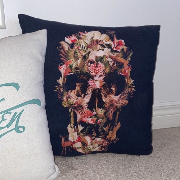 Set of 3 throw pillows - 16”x16” - Picture 4 of 8